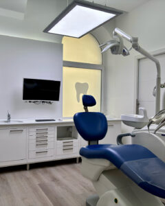 An image of a treatment room at the Ordination Dr. Daniel Stroj